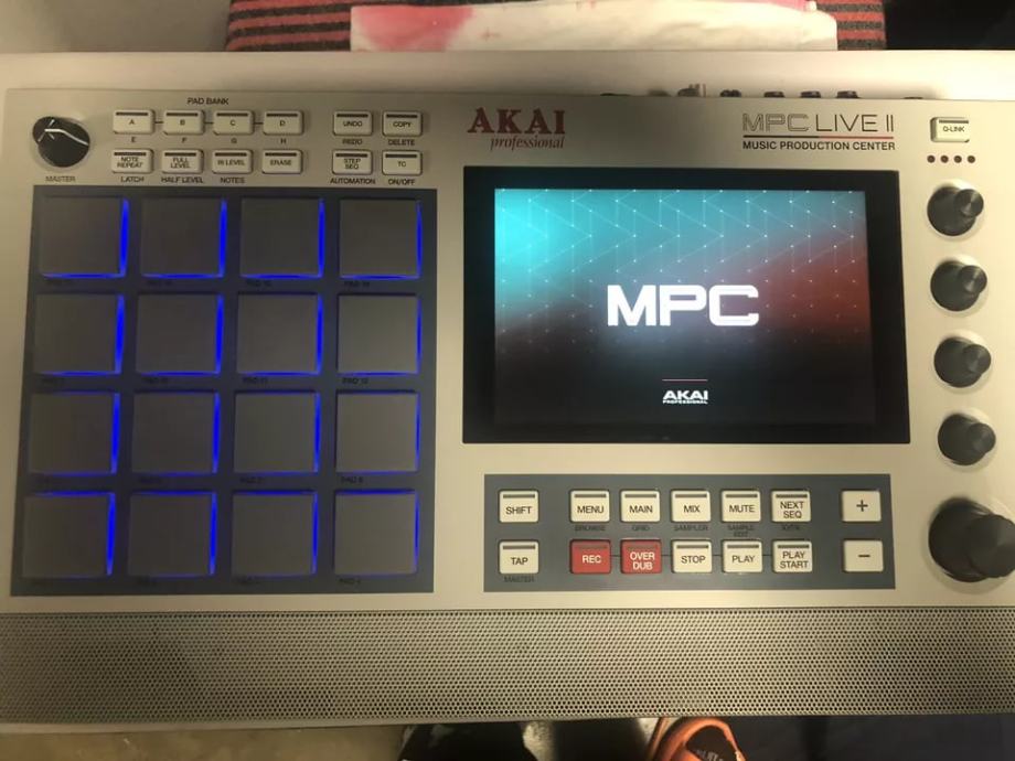 akai mpc live 2 retro edition plus limited z 32 gb pomnilniško kartico