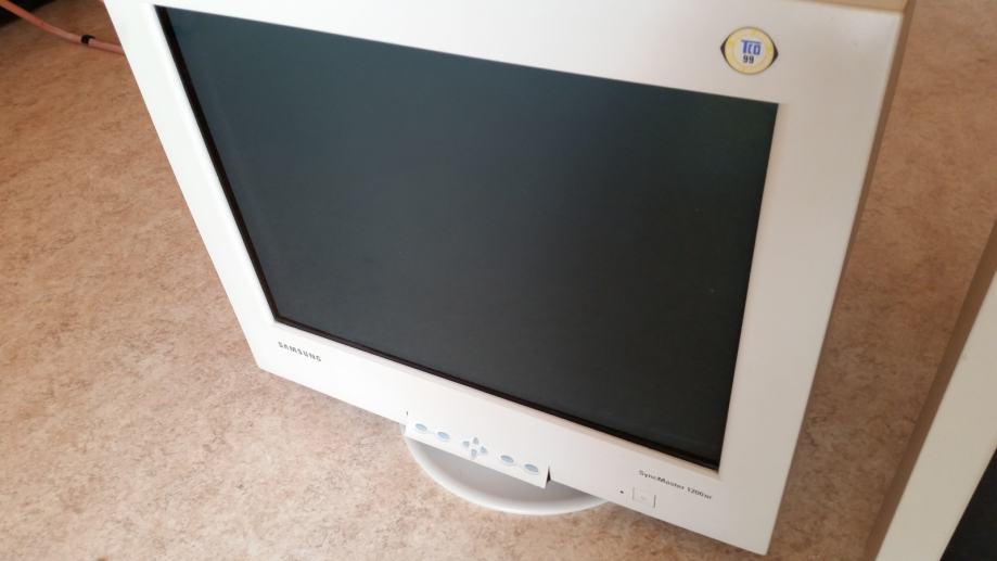 Samsung SyncMaster NF In SyncMaster MB CRT Monitorja