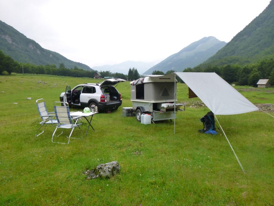 Camping prikolica z strešnim šotorom