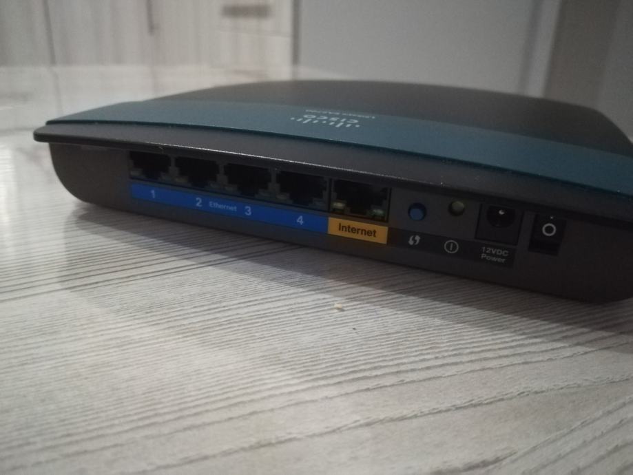 Cisco Linksys EA2700 brezžični usmerjevalnik