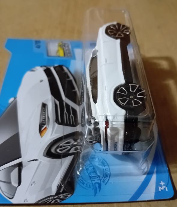 17 Lamborghini Urus Hot Wheels 1 64 model avtomobilčka