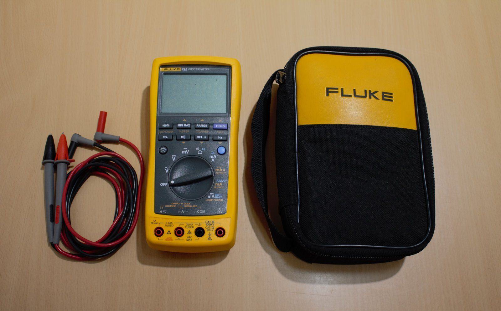 Fluke 789 Je Prenosni Digitalni Multimeter S Procesnim Izhodnim Signa