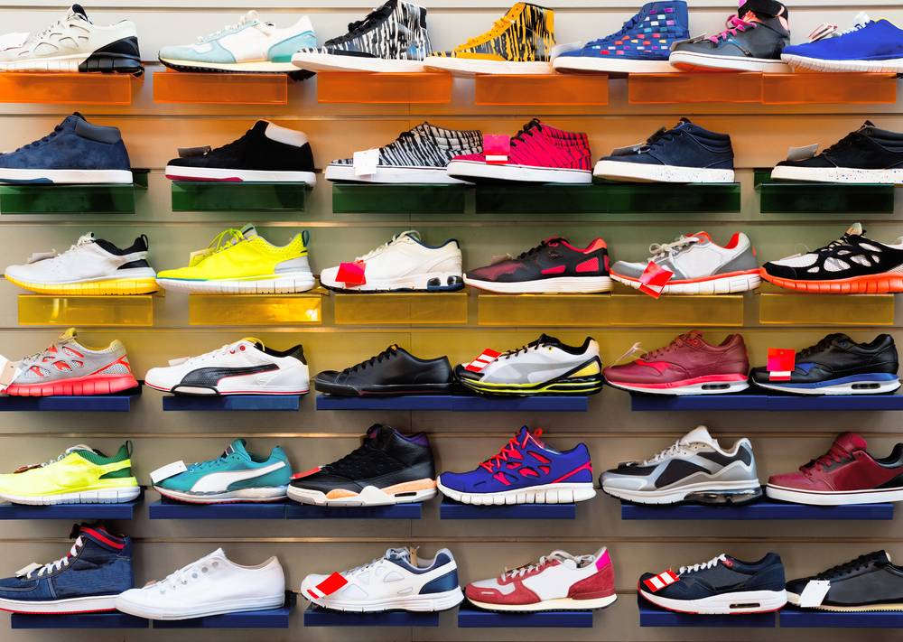 Različni in barviti športni čevlji na policah športne trgovine.