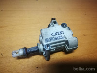 Audi A8 motorček , mehanizem za odpiranje rezervoarja
