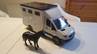 Bruder kamion tovornjak s konjem