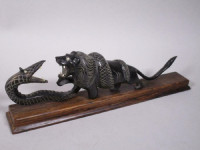 Art deco lesena azijska skulptura boja leva s kačo