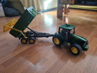 Traktor JohnDeere s prikolico