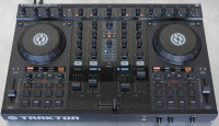 Traktor Kontrol S4 MK1 - DJ mixer miza, oprema