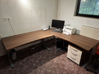 Kotna pisarniska miza - oblika L