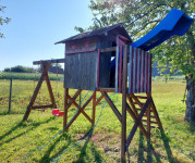 Otroška lesena hišica, hiška, tobogan, gugalnica, igrala na prostem