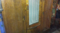 Stara lesena lakirana tridelna omara z vitrino in tremi predali