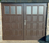 Dvokrilna lesena garažna vrata