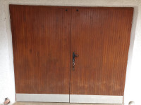 Odlično ohranjena garažna vrata in vhodna garažna vrata Jelovica