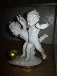 Porcelanast kip fugura dva dečka z žogo,Germany 8576