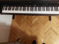 Elektricni klavir,piano KR 370 ROLAND