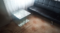 Steklena klubska miza dimenzij 65 x 57 cm, višina 45 cm
