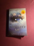 Knjiga Shatter Me od Teherrh Mafi v angleščini (Booktok)