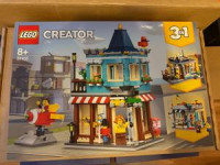 LEGO Creator 31105 Trgovina z igračami v centru mesta