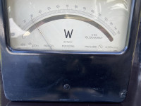 merilni instrument Watt  meter 0 - 150 W,  v bakelitnem ohišju Iz 1956