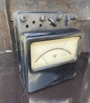 merilni instrument Watt meter 0 - 150 W, v bakelitnem ohišju Iz 1956