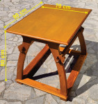 Masivna miza iz macesnovega lesa