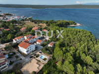 MALI LOŠINJ, NEREZINE - Čudovit dvoetažni apartma, 80m od zaliva!