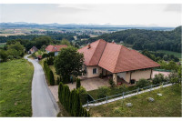 SODOBNA VELIKA HIŠA S PANORAMSKIM RAZGLEDOM