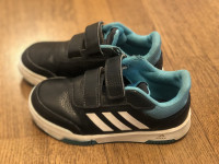 Podarim fantovske Adidas superge št. 30 1/2