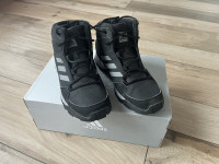 Čevlji pohodni Adidas HYPERHIKER  velikost 36 2/3