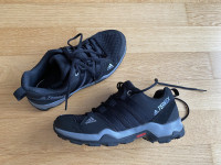 Pohodni čevlji št 34 Adidas Terrex