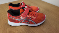 Športni copati Asics št. 31.5