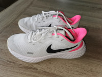 Superge Nike 37,5