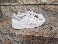 Ženske Superstar Adidas, številka 38