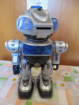 igrača robot višina cca 35 cm