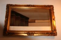 Ogledalo z rezljanim lesenim okvirjem
