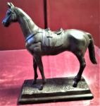 skulptura konja na podstavku