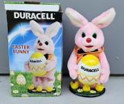 Velikonočni zajček Duracell - Rožnati zajček (premikajoč) z rumenimi p