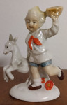 zbirateljska porcelanasta figura - deček s kozo