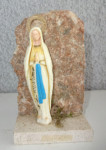 Kipec Marije na kamnu višina 10,5 cm