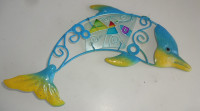 Stenski kovinski dekor - delfinček dolžina 24 cm