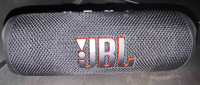 Prodam JBL Flip 6 - prenosni brezžični zvočnik.