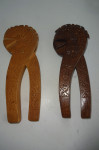 Lesene klešče za orehe, ročno izrezljane, 2 kos