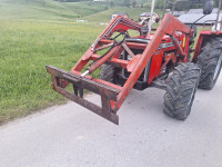 Čelni nakladalec za traktor Massey Ferguson