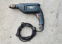 Black&Decker KD574RE 680W udarni vrtalnik V delujočem stanju  Brez klj