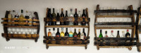 zidne police od drvenih bačvi za čaše i flaše