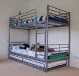 nadstropna postelja / pograd z dodatnim ležiščem Ikea Svarta