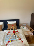 Obposteljna postelja za dojenčka