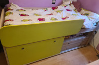 Otroška postelja z drsno omaro
