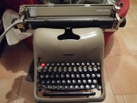 Pisalni stroj Olivetti