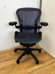 Refurbished Herman Miller Aeron - Moder pisarniški stol